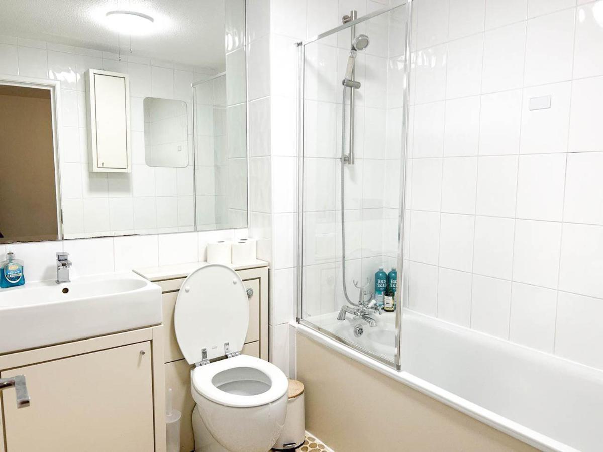 Comfort: 2-bedroom Flat With Parking And Transport Links