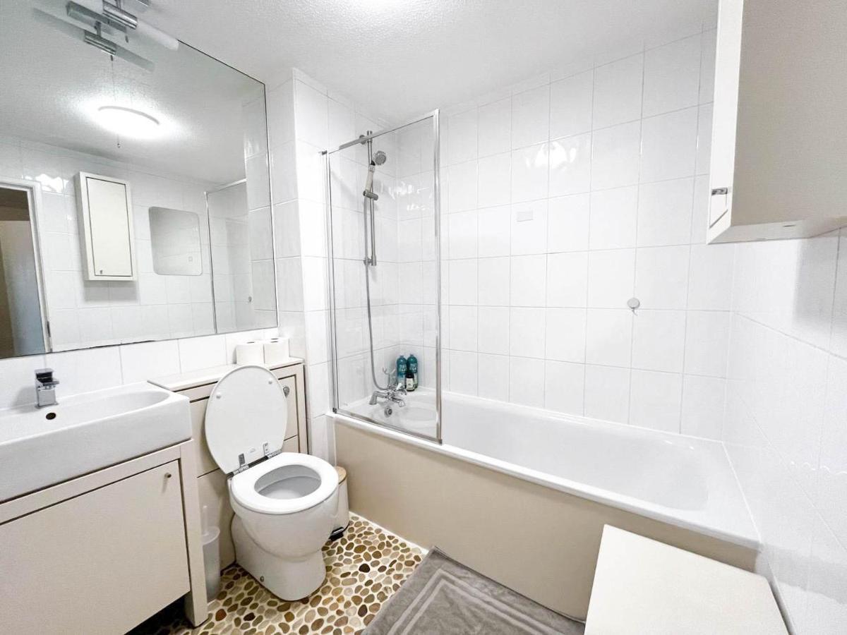Comfort: 2-bedroom Flat With Parking And Transport Links Apartment *