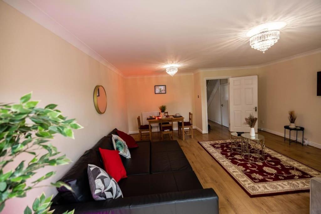 3 Bedrooms House-sofabed-parking-bbqstove-garden Apartment