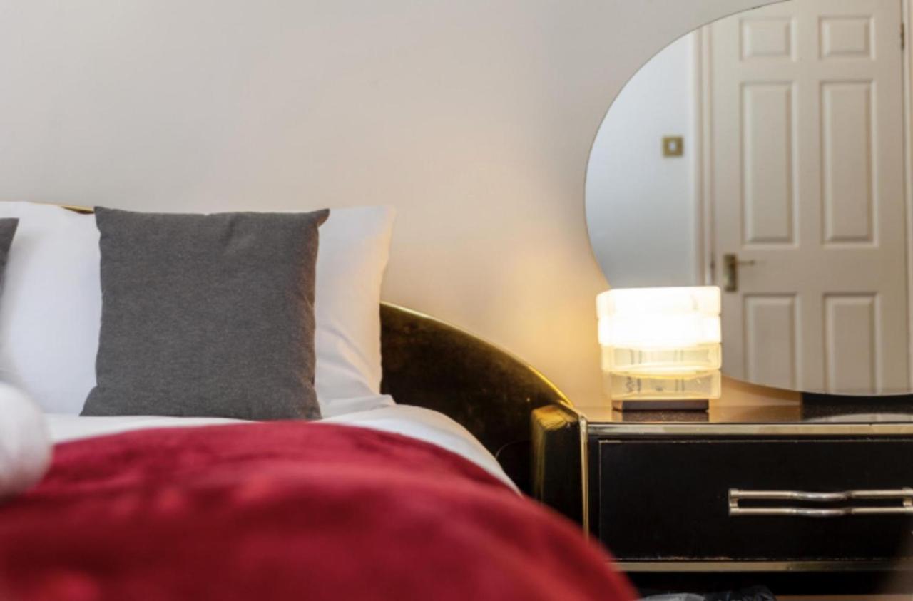 Large 3 Bed In Kensington Gardens London