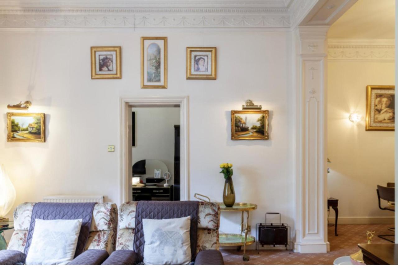 Large 3 Bed In Kensington Gardens Apartment