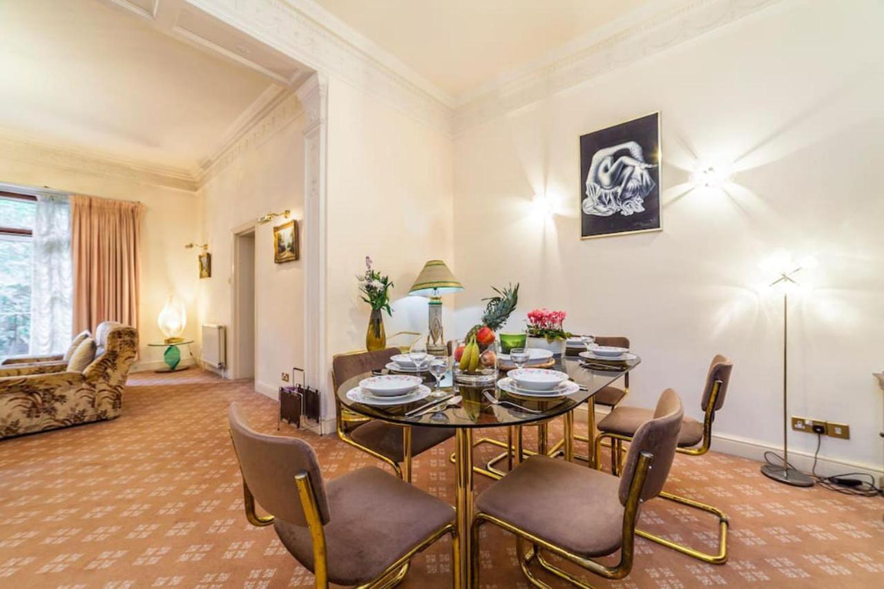 Large 3 Bed In Kensington Gardens Apartment London