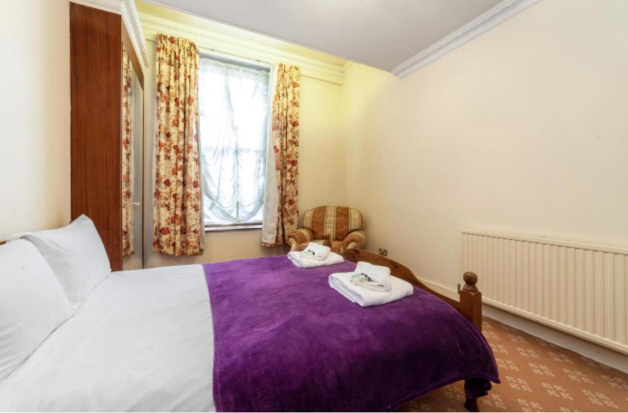 Large 3 Bed In Kensington Gardens Apartment