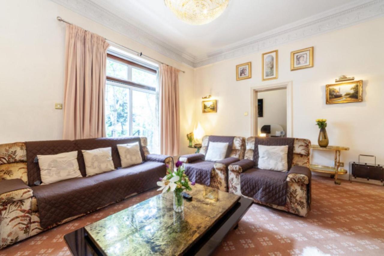 Large 3 Bed In Kensington Gardens *