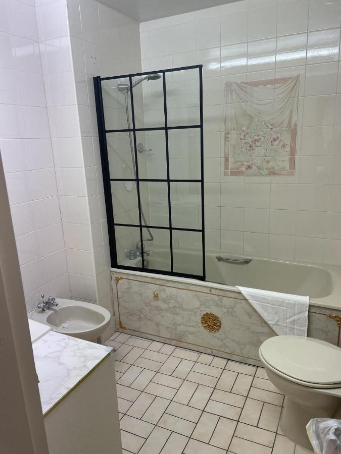 Large 3 Bed In Kensington Gardens Apartment *