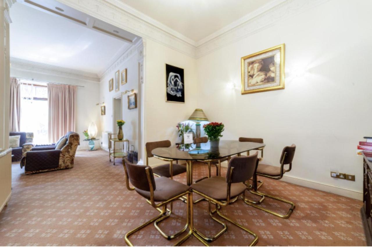 Large 3 Bed In Kensington Gardens Apartment *