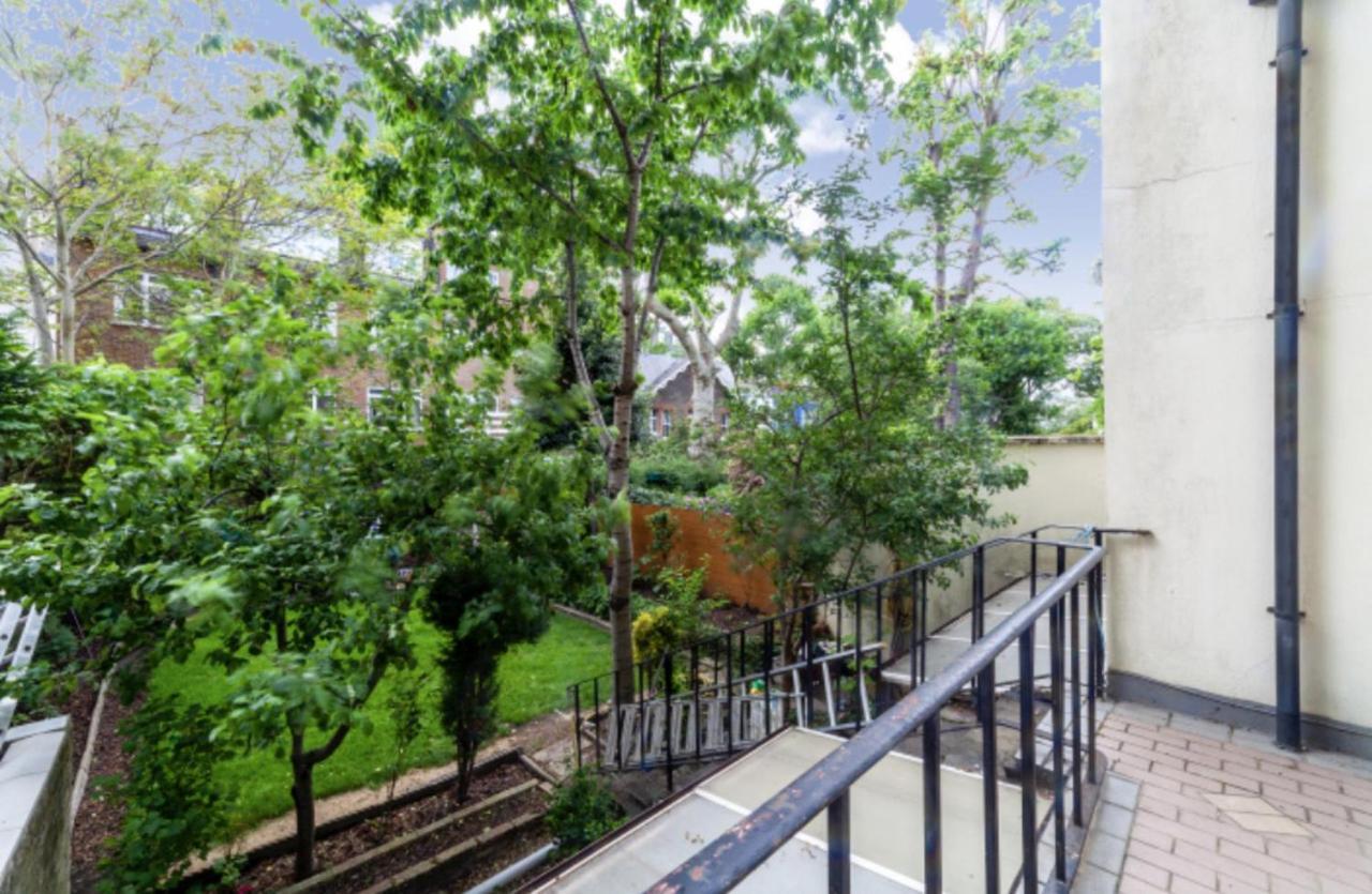 Large 3 Bed In Kensington Gardens Apartment