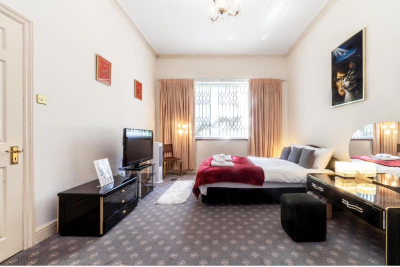 Large 3 Bed In Kensington Gardens *