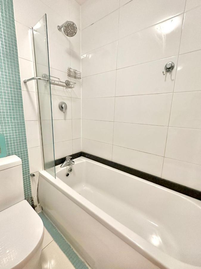 Charm - Comfortable In Spacious House Hébergement de vacances Londres