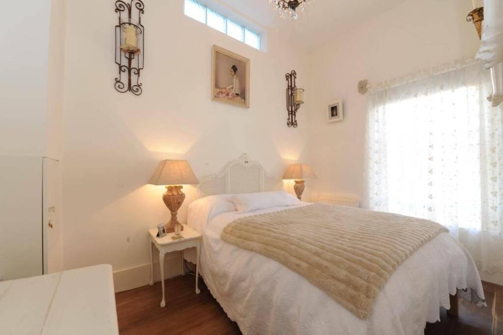 Notting Hill: Stunning, Bright Beautiful Flat. W10 Apartment
