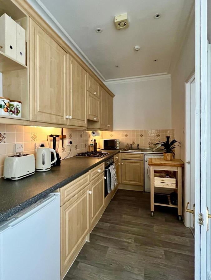 Stylish One-bedroom With Private Patio In Zone 2 Lägenhet *