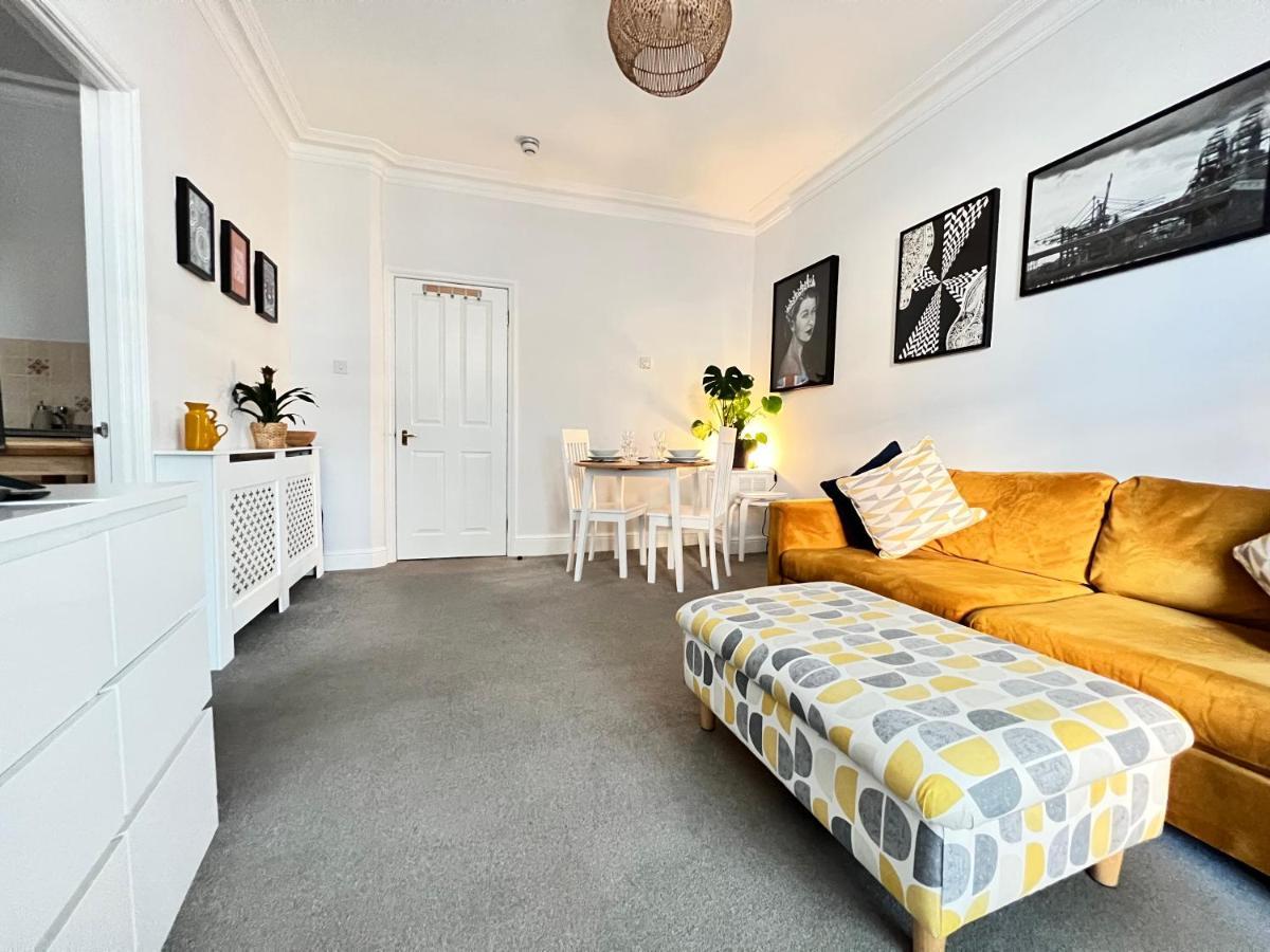 Stylish One-bedroom With Private Patio In Zone 2 Lägenhet *