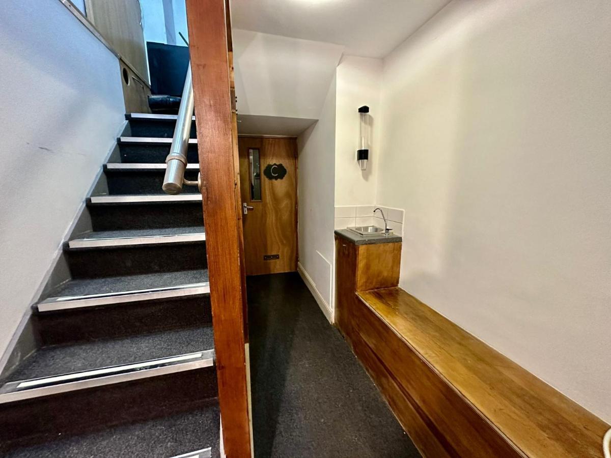 2 Mins To Euston Station, Triple Bedroom With Private Bathroom C Bed & Breakfast Londen