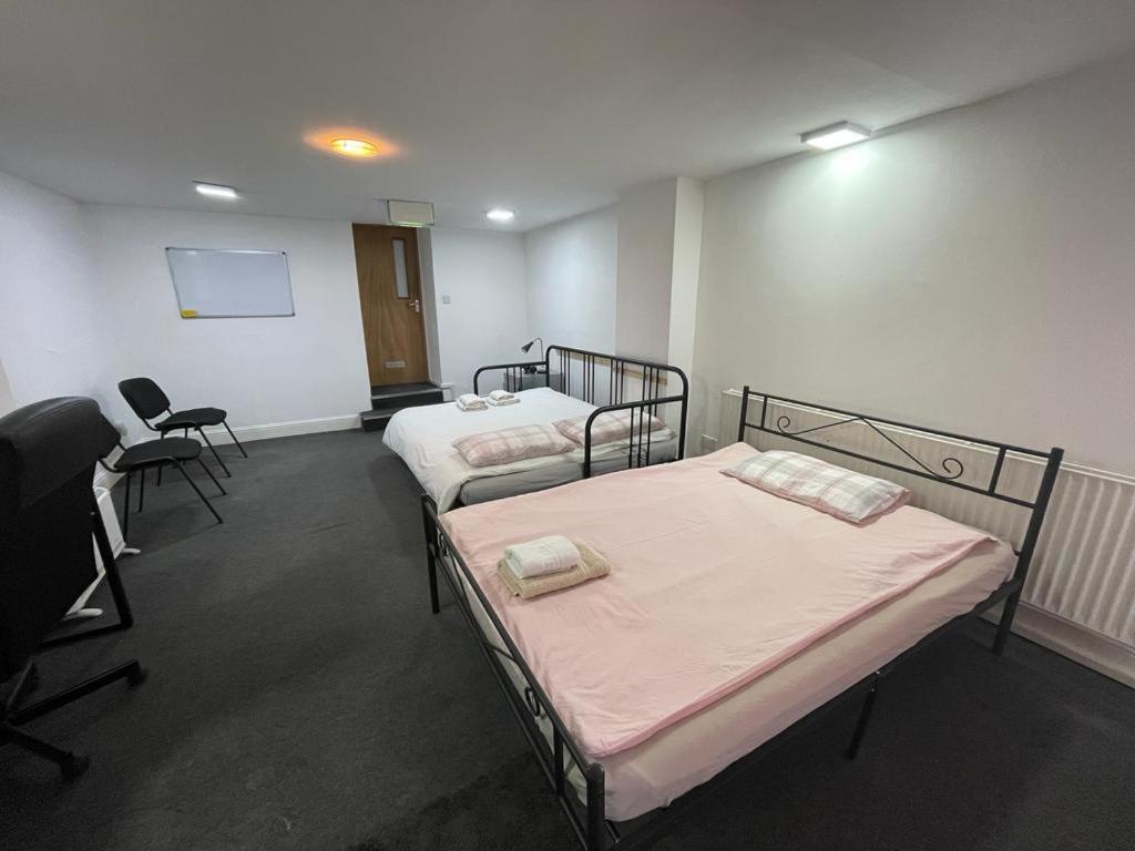 2 Mins To Euston Station, Triple Bedroom With Private Bathroom C Bed & Breakfast Londen