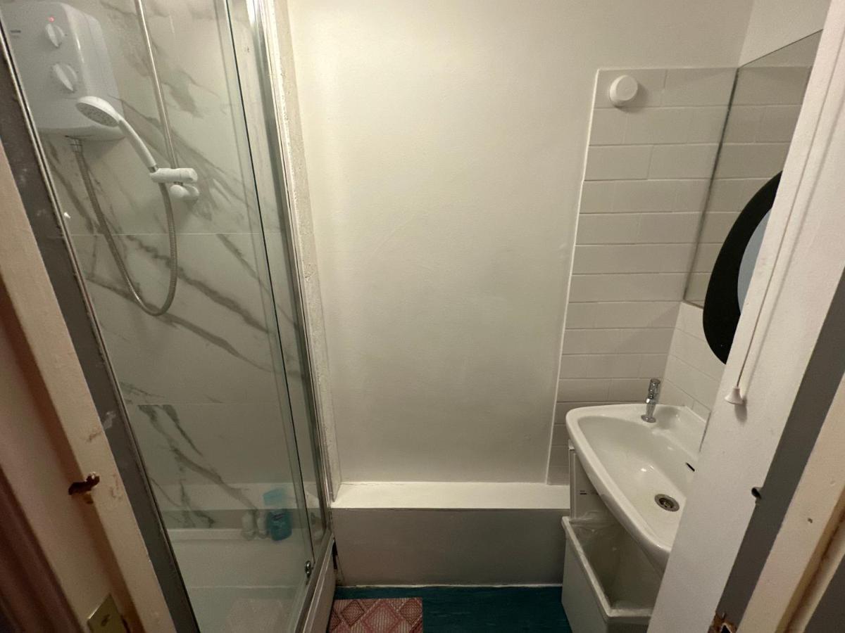 2 Mins To Euston Station, Triple Bedroom With Private Bathroom C Bed & Breakfast Londen