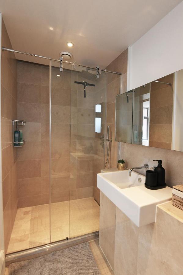 Oxford Street Luxurious 3 Bedroom Apartment