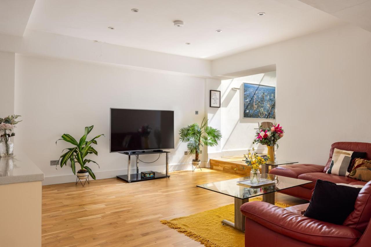 Knightsbridge Apartment *