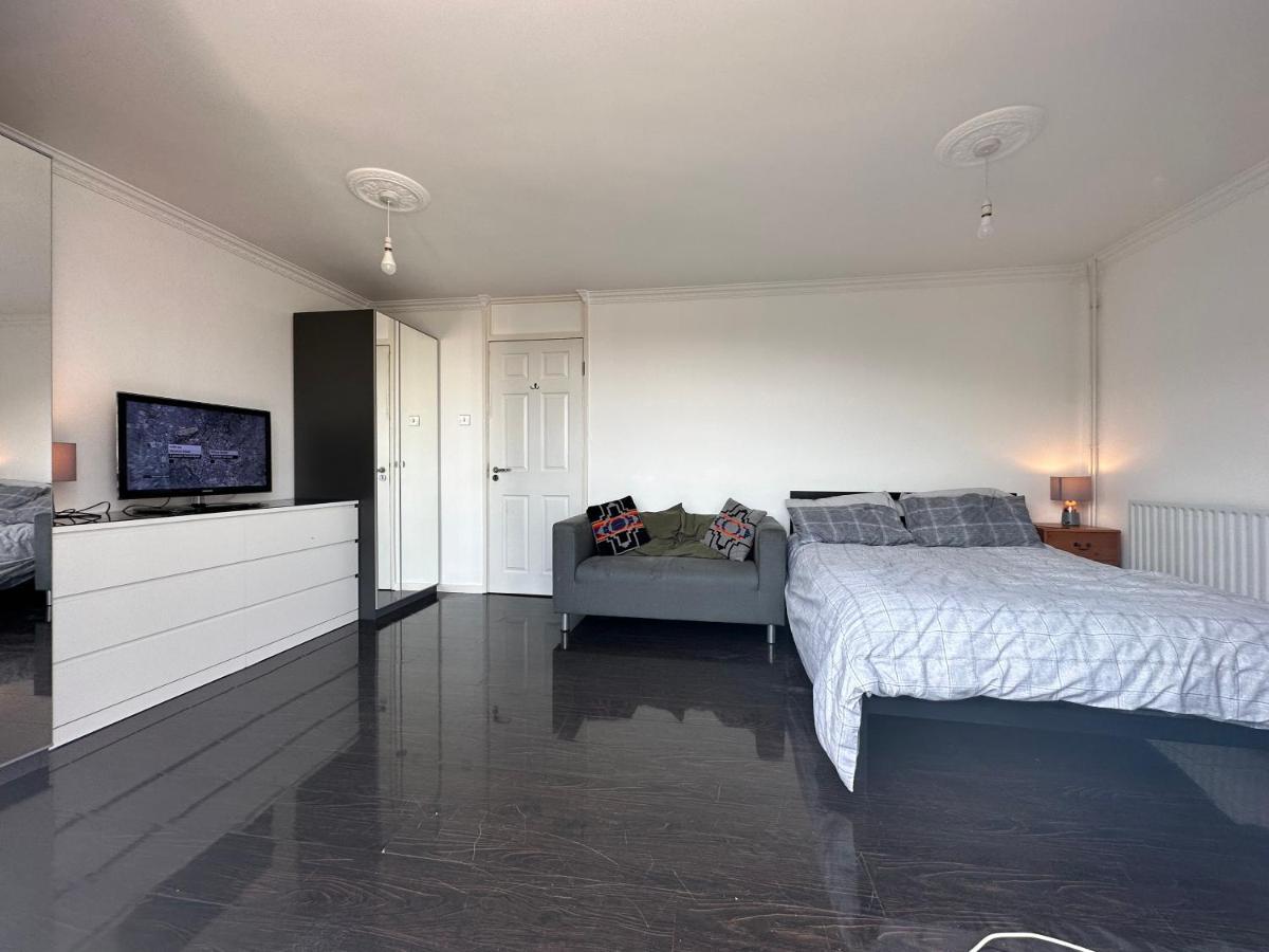 Large With Balcony Overlooking Guest house *