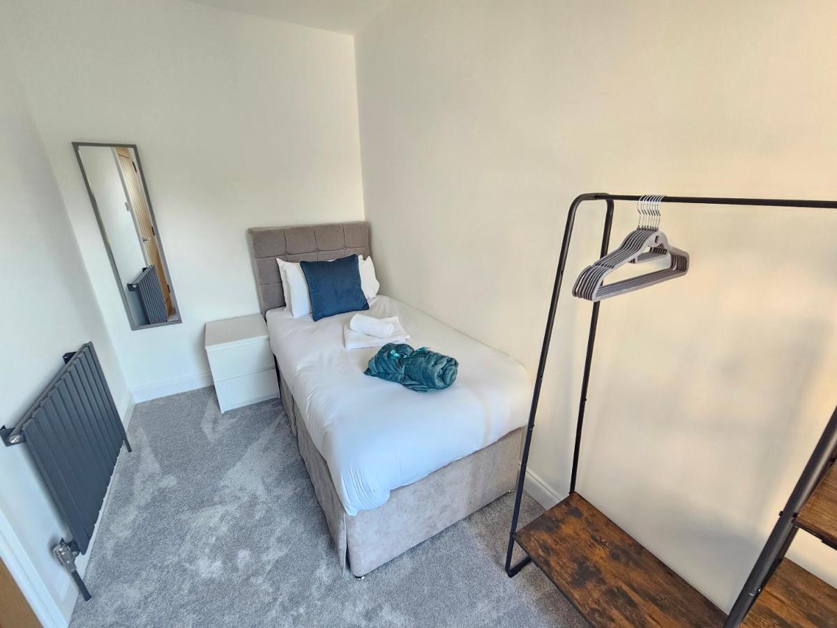 Apartment Spacious 4br House, London, Sleeps 9, Parking Available