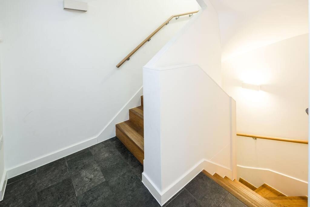 Chic And Spacious Flat Near Bond Street Apartment