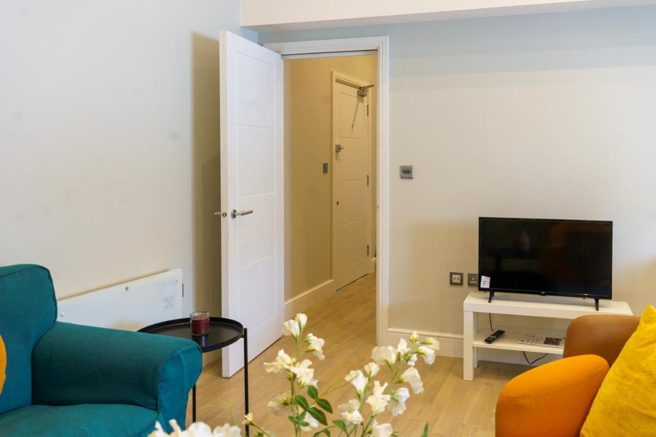 Appartement Stunning New 2 Bed Flat - 6 August House Londen