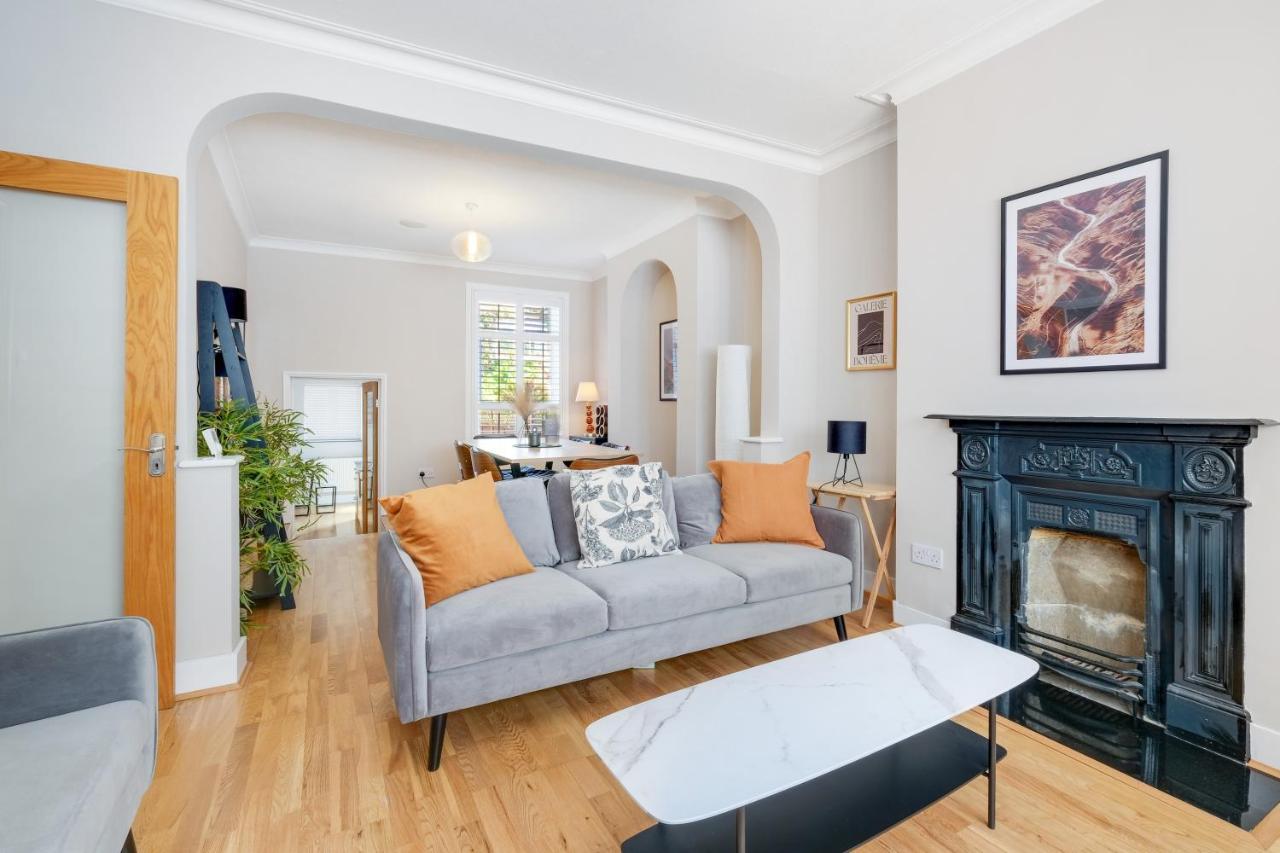 Luxury 3 Bedroom 2 Bathroom House, Fulham By 360stays Holiday home London