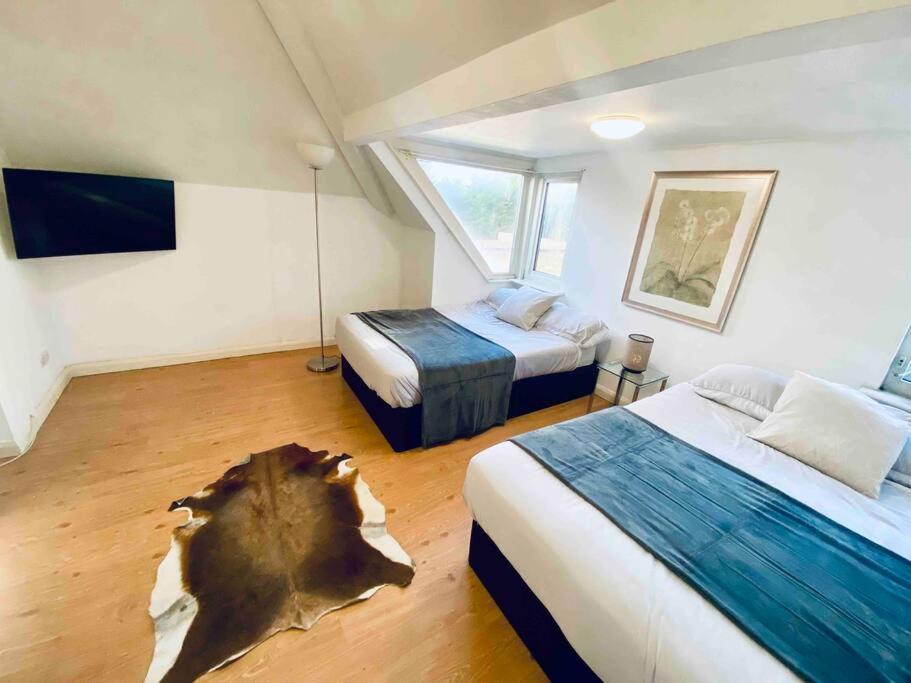 Penthouse Studio With 2 Double Beds & Smart Tv. Great Location London