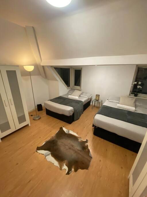Lägenhet Penthouse Studio With 2 Double Beds & Smart Tv. Great Location *