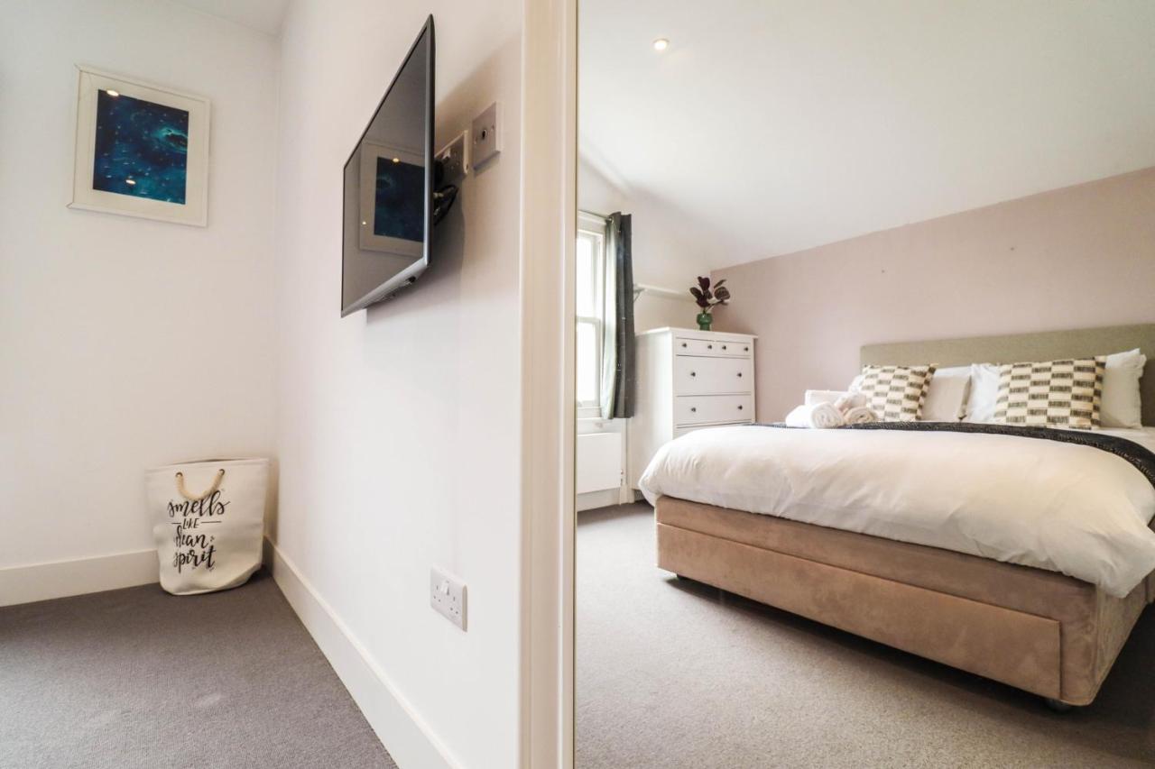 Modern & Spacious 1 Bedroom Clapham Junction Flat * Londra