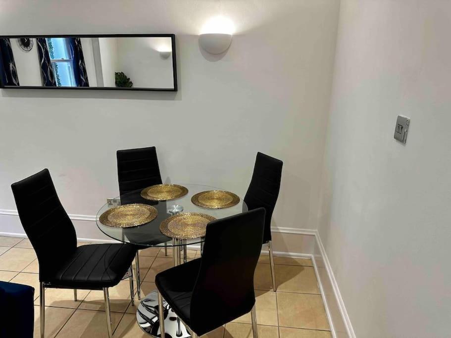 Chic Two Bed Flat In Fitzrovia