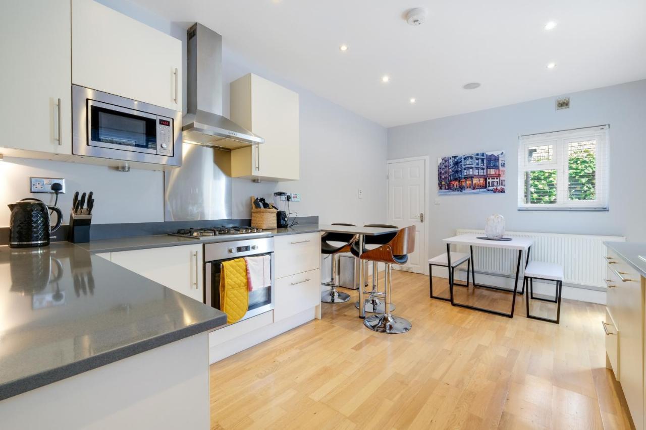 Luxury 3 Bedroom 2 Bathroom House, Fulham By 360stays * London