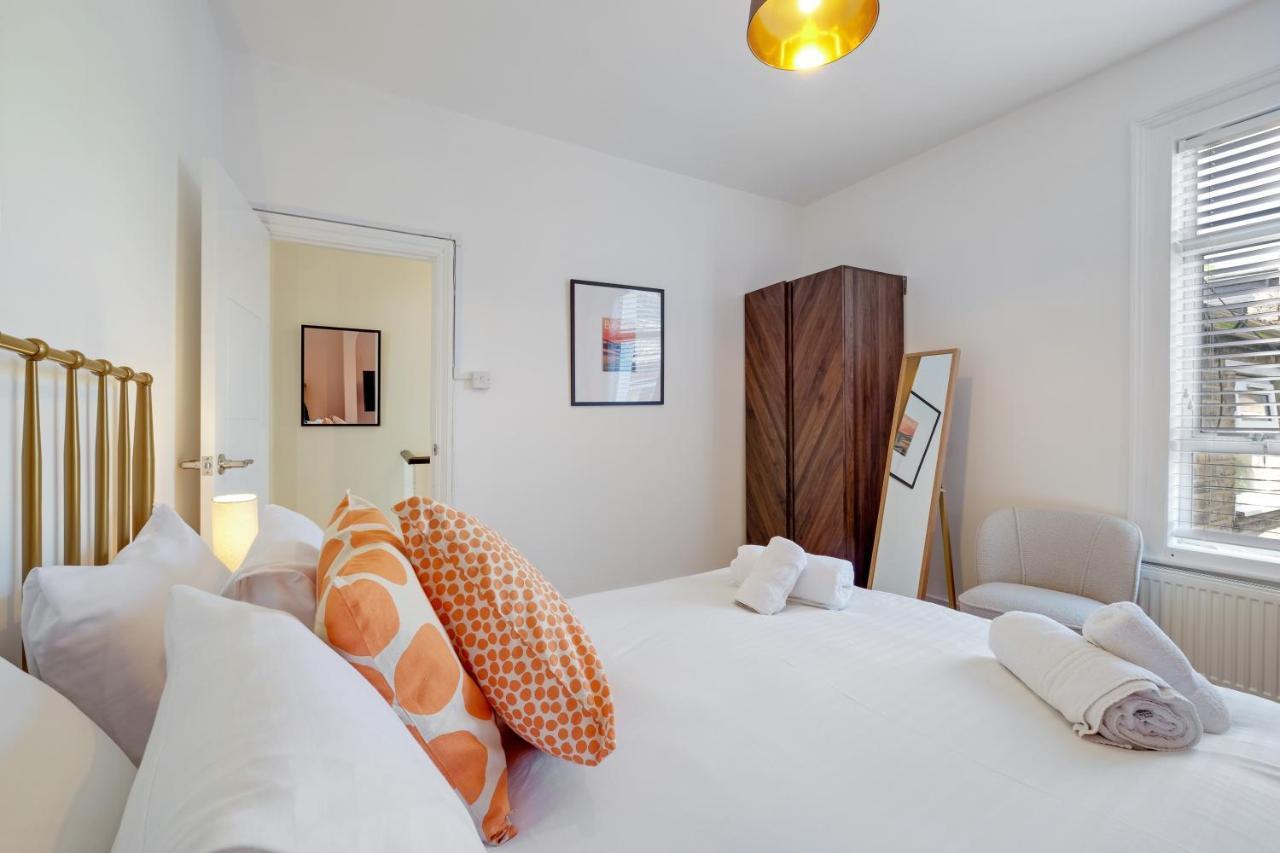 Luxury 3 Bedroom 2 Bathroom House, Fulham By 360stays Holiday home London
