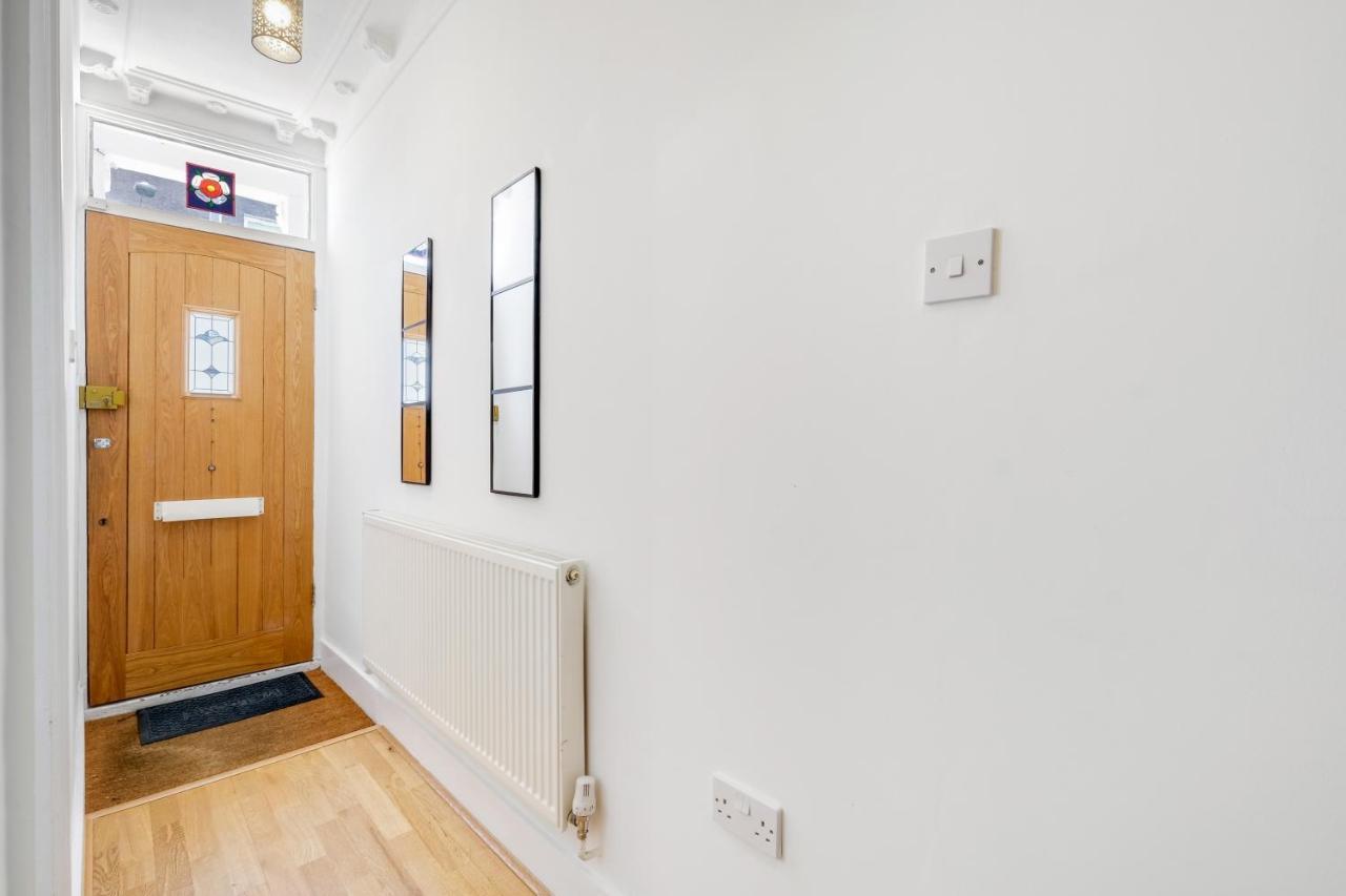 Luxury 3 Bedroom 2 Bathroom House, Fulham By 360stays Holiday home London