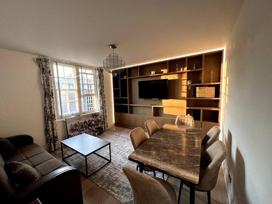 Charming Chelsea Two Bedroom Next To Kings Road! Appartement