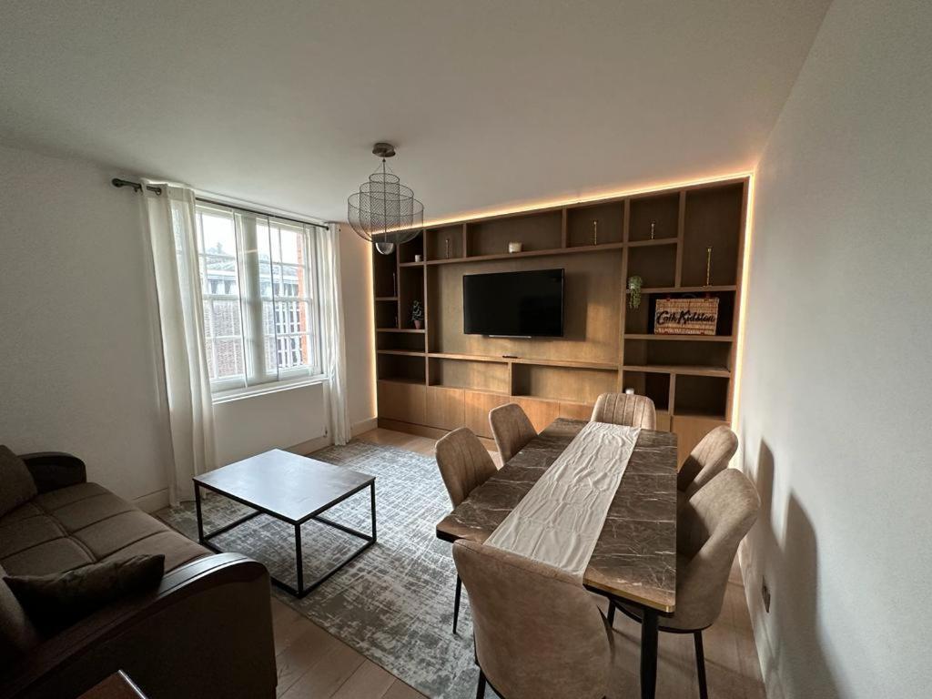 Charming Chelsea Two Bedroom Next To Kings Road! * Londres