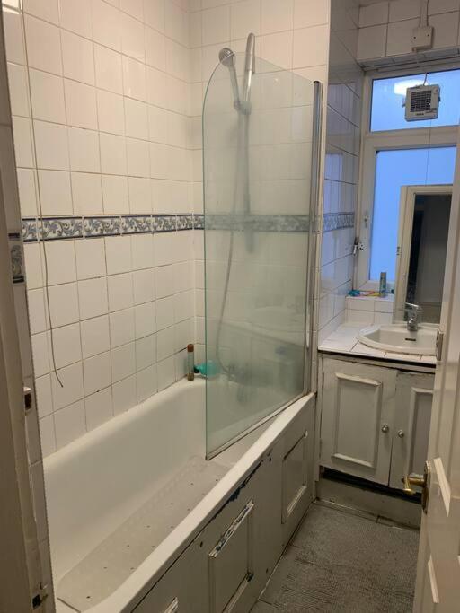 Entire 2 Bedroom Apartment London