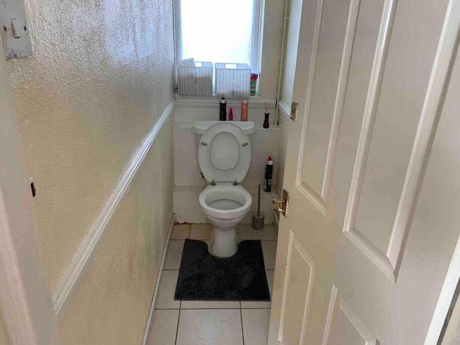 Entire 2 Bedroom * London
