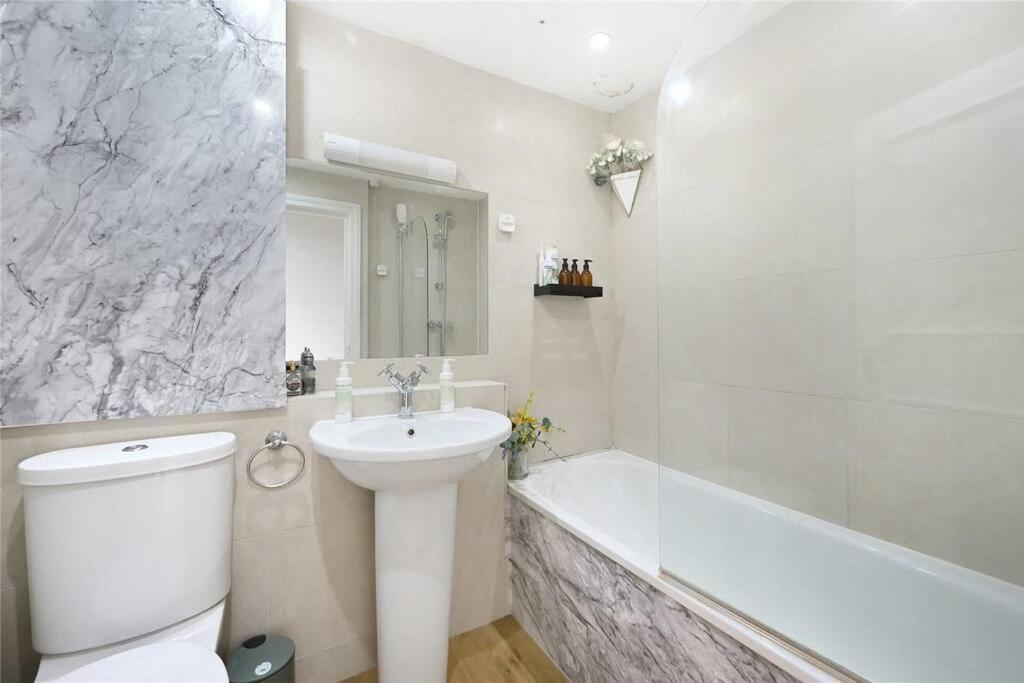 Luxury 2-bedroom In Prime South Kensington Lejlighed *