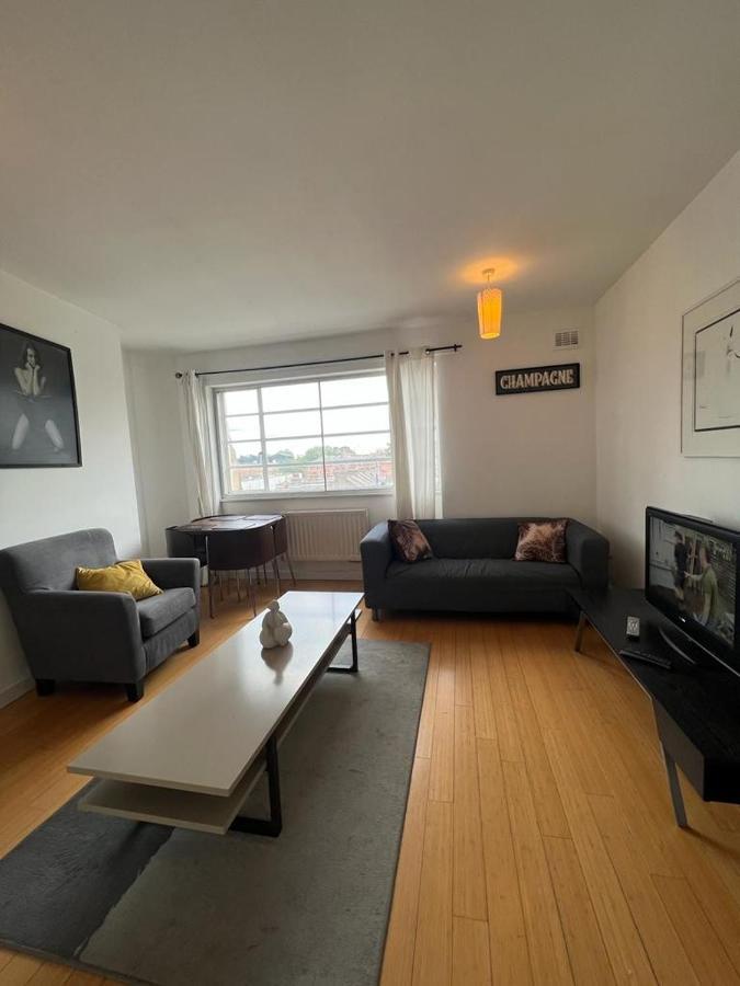 2 Bed Flat In Heart Of Hackney * London