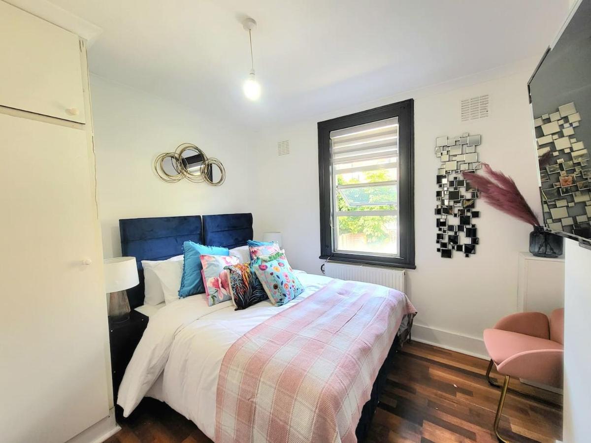 Spacious Six Bedrooms House By Sensational Short Lets & Serviced With 13 Beds, Free Parking, Free Wi-fi & Balcony * Londen
