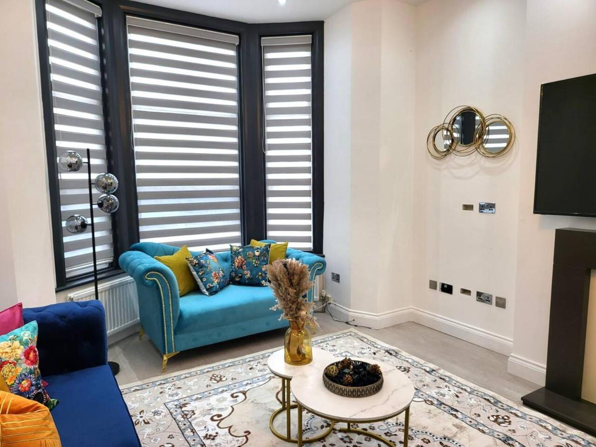 Spacious Six Bedrooms House By Sensational Short Lets & Serviced With 13 Beds, Free Parking, Free Wi-fi & Balcony Londen