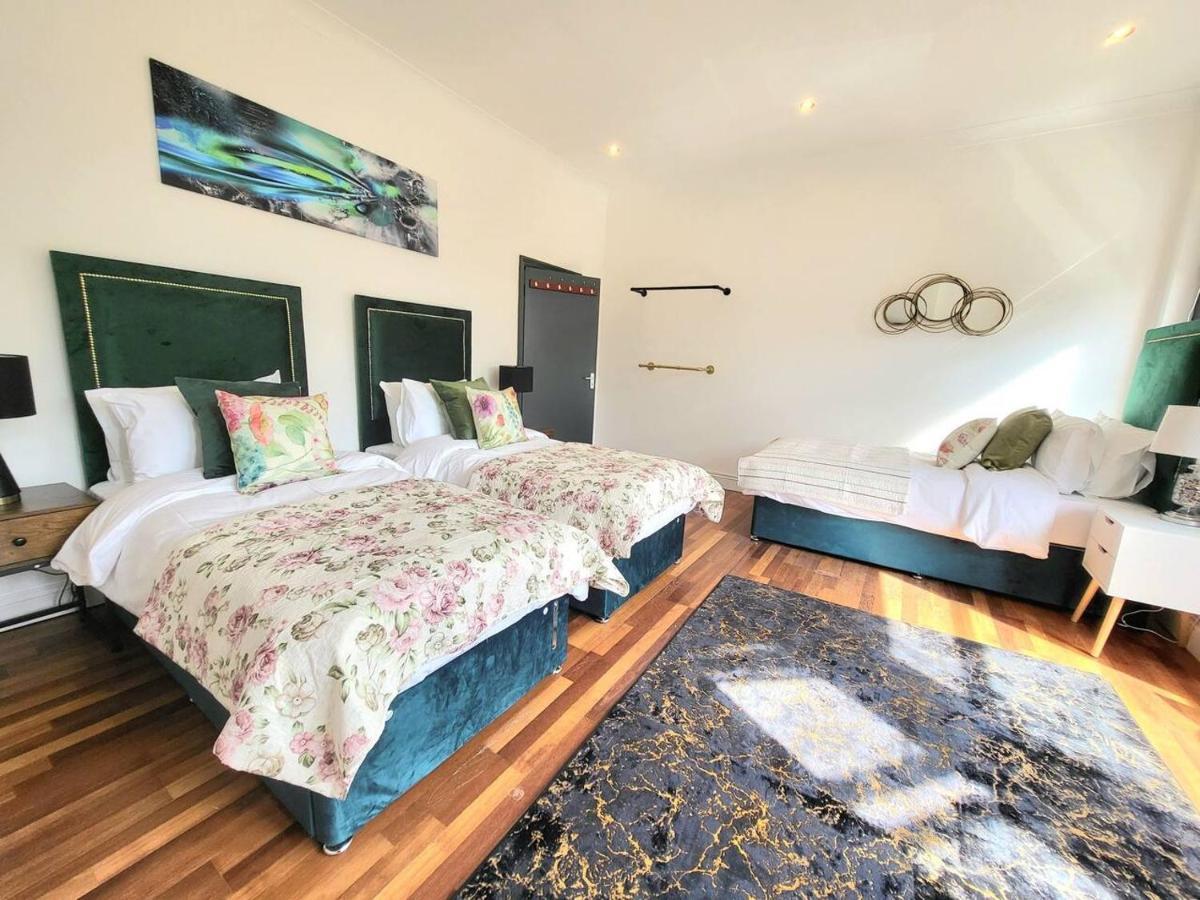 Vakantiehuis Spacious Six Bedrooms House By Sensational Short Lets & Serviced With 13 Beds, Free Parking, Free Wi-fi & Balcony *