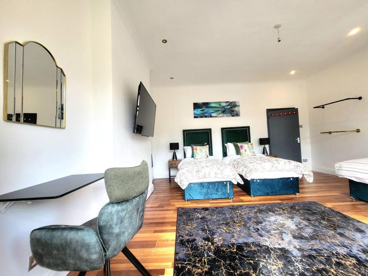 Spacious Six Bedrooms House By Sensational Short Lets & Serviced With 13 Beds, Free Parking, Free Wi-fi & Balcony Vakantiehuis