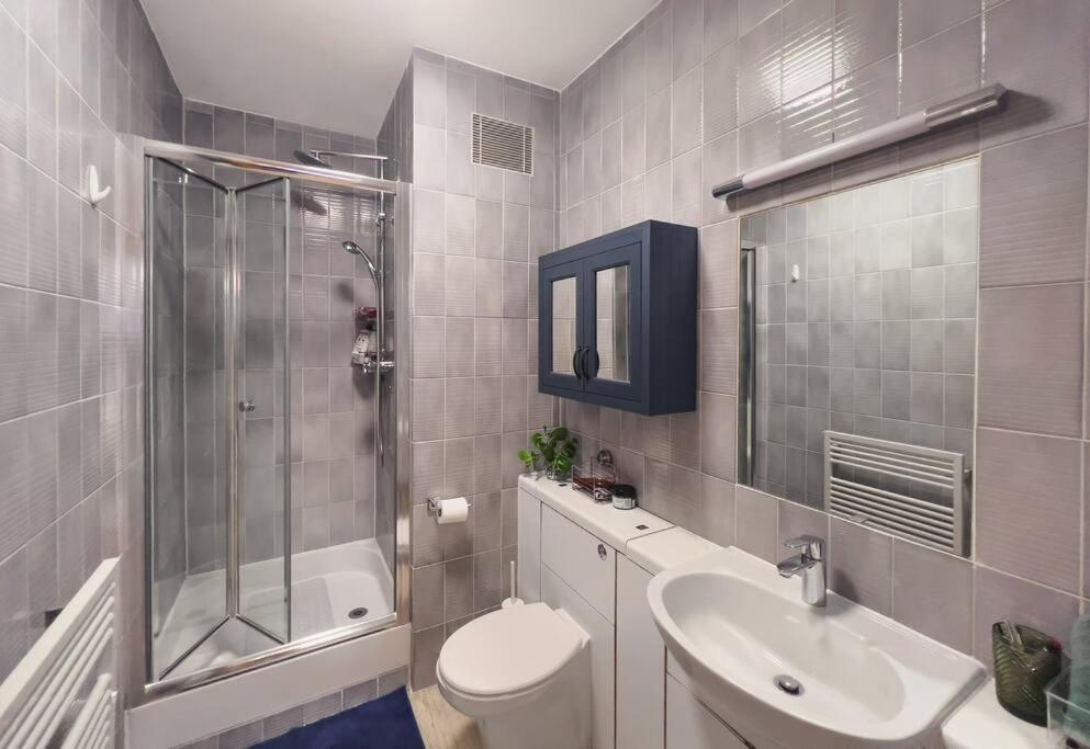 Covent Garden Haven - 2 Bedrooms. 2 Bathrooms * Londra