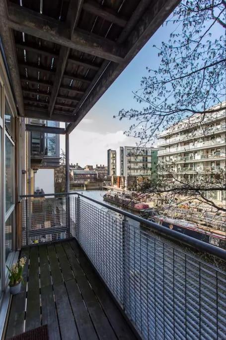 Canal-side In Shoreditch Londen