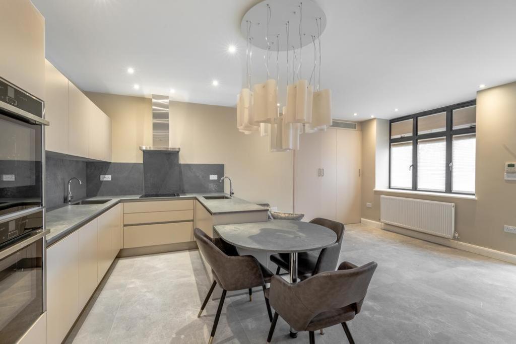Modern&luxurios 1 Bed Apartment-prime Location. Lägenhet