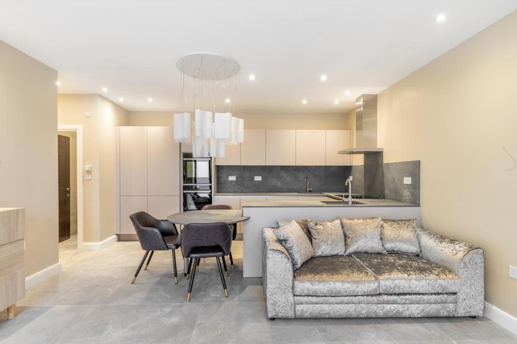 Modern&luxurios 1 Bed Apartment-prime Location. Lägenhet