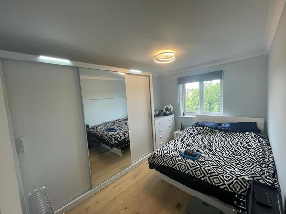 Double -the Stylish Yellow Flat Londra