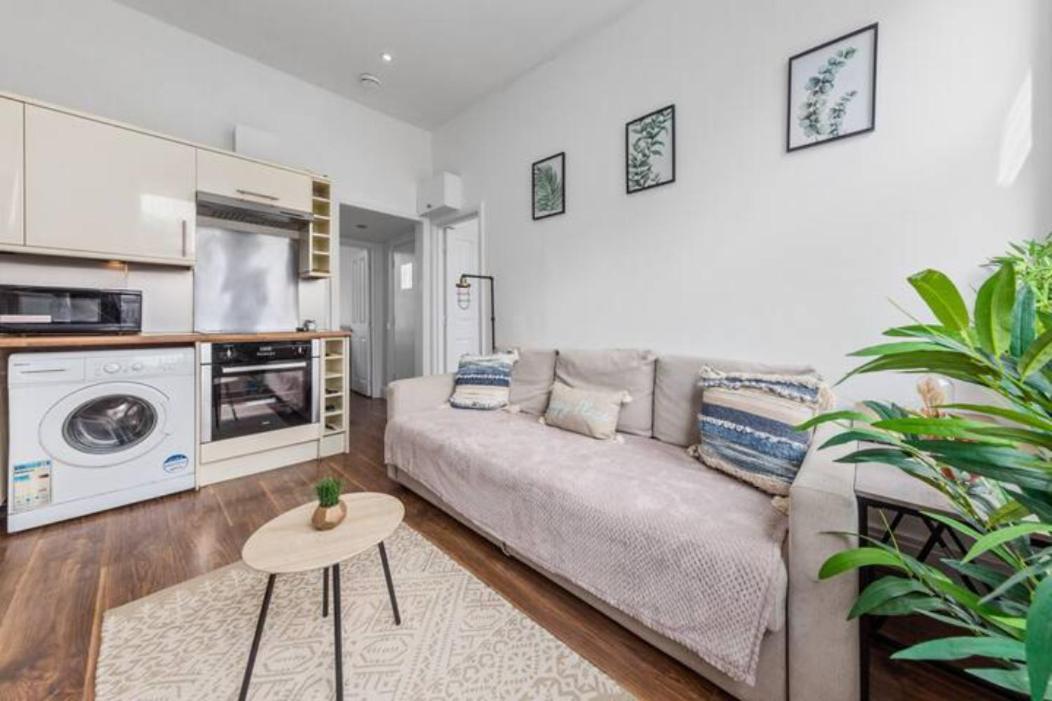 Living 2 Bedroom Flat 2 Mins To Clapahm Junction Cj Londres
