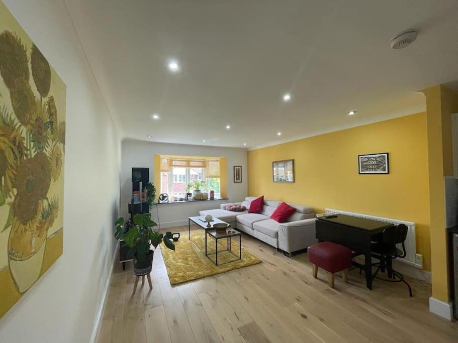 Double -the Stylish Yellow Flat * Londra